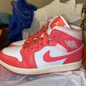 Nike Air Jordan mid 1 Strawberries N Cream